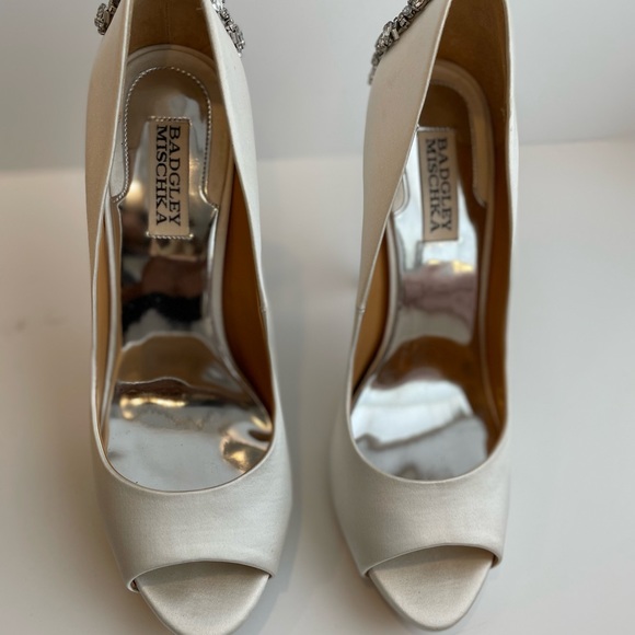 Badgley mischka Never worn white satin heels - Picture 5 of 5